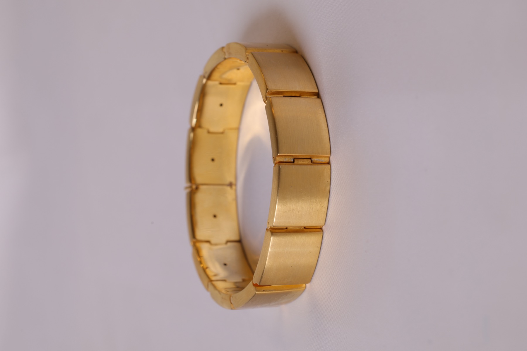 Vitul Sol edition bracelet in gold PVD titanium on a white background
